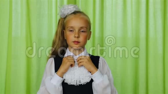 穿校服的女孩穿白色蕾丝蝴蝶结视频的预览图