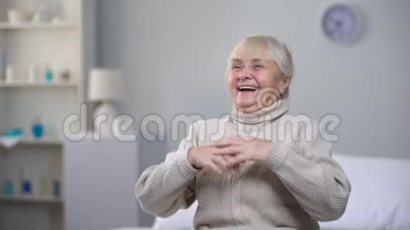 老年妇女大声笑出来突然感到心脏病发作健康问题视频的预览图