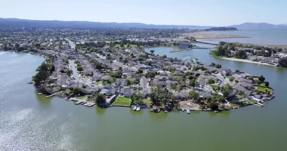 海滨别墅游艇和弯曲水道的住宅物业视频的预览图