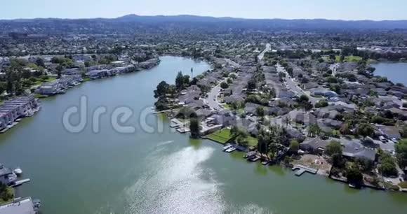 海滨别墅游艇和弯曲水道的住宅物业视频的预览图