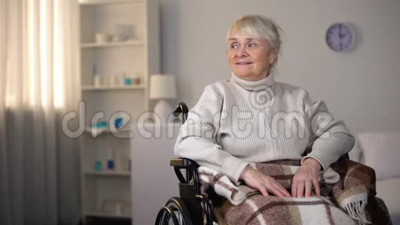 为残疾老年妇女提供晚餐的女性志愿者老年保姆服务视频的预览图