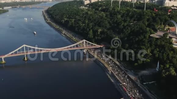基辅城市大桥空中与城市交通在日落交通时间流逝视频的预览图