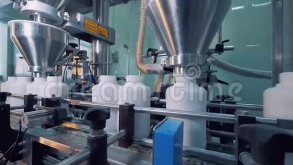 用工厂设备进行的塑料容器灌装过程视频的预览图