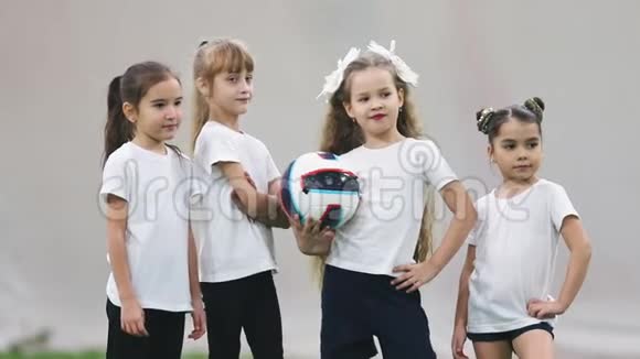 室内足球场一群小女孩站在田野上视频的预览图