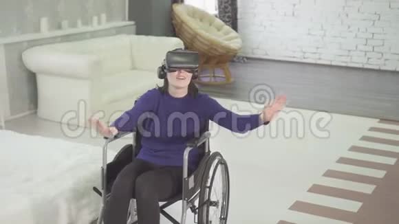 一个坐轮椅的残疾人使用三维技术vr头盔视频的预览图