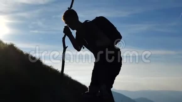 4k踩高跷的人爬上山顶视频的预览图