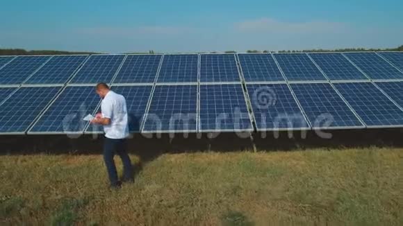 员工在太阳能电池板附近做笔记无人驾驶飞机中弹视频的预览图