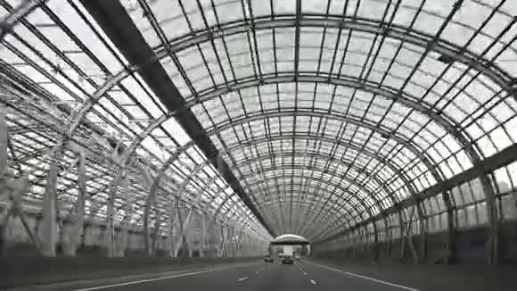 汽车高速通过透明隧道视频的预览图