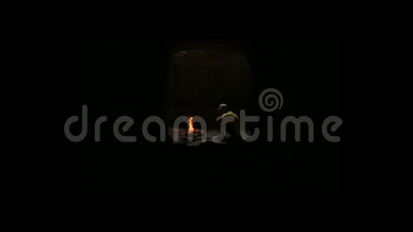 年轻人在地下小屋里放火视频的预览图