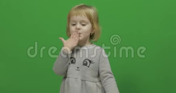 女孩在绿色屏幕上做飞吻Chroma键视频的预览图