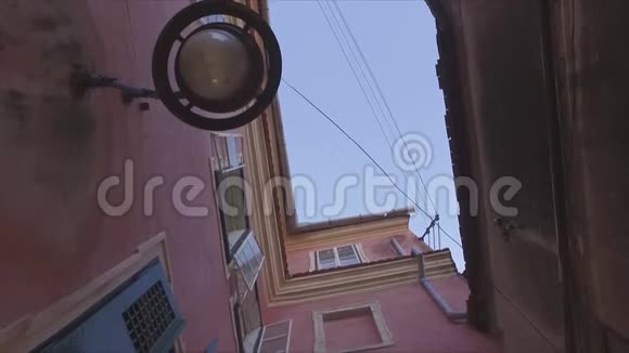 锻造灯笼狭窄的街道古代欧洲的楼梯走在老镇街上古老的欧洲古城视频的预览图