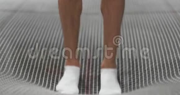 体操运动员腿部的特写进入蹦床网格视频的预览图