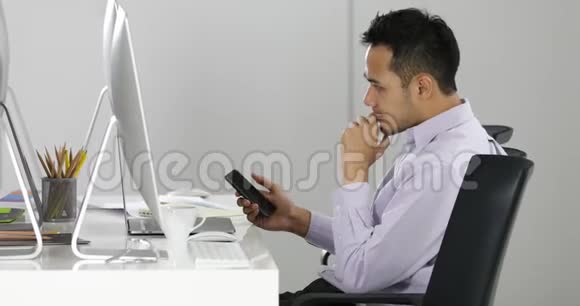 亚洲商人坐在电脑前视频的预览图
