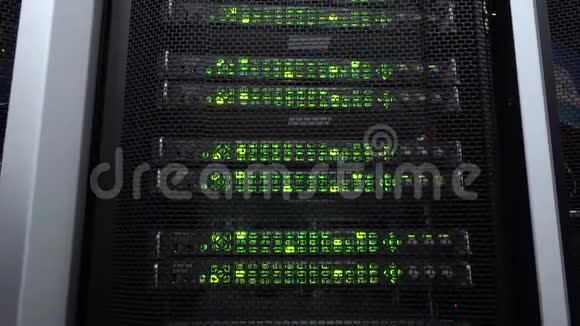 现代服务器的特写数据中心绿色闪烁运动摄像机视频的预览图