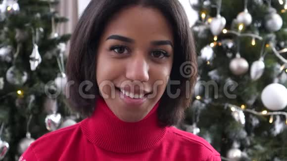 圣诞树前快乐的少女视频的预览图