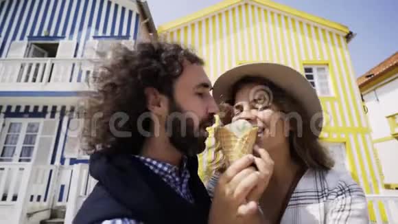 一对夫妇在晴天一起吃一个冰糕视频的预览图