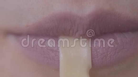 在面条上吃的女性嘴唇的特写胃口大开的女人视频的预览图