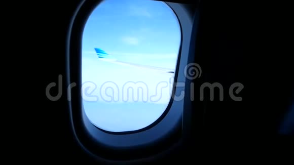 从飞机窗口看天空视频的预览图