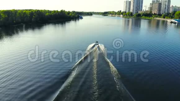 摩托艇在河上快速行驶鸟瞰视频的预览图