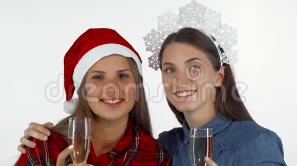美丽的圣诞女性朋友捧着香槟酒杯开心地笑着视频的预览图