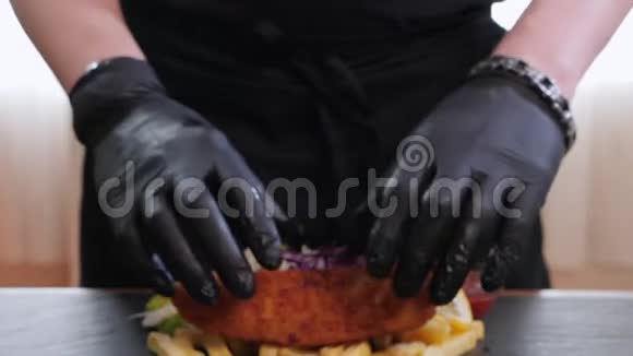 炸鱼快餐菜单厨师双手分开肉让蒸汽上升视频的预览图