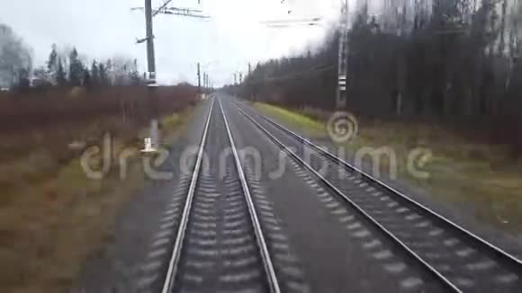 从最后一辆车的后窗可以看到秋天的火车视频的预览图