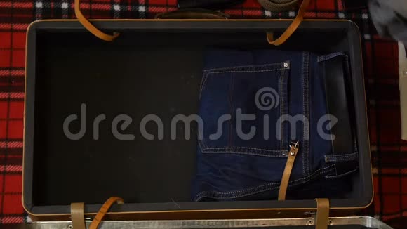 男士手提旅行箱上景法兰绒衬衫牛仔裤电动剃须刀等配件视频的预览图