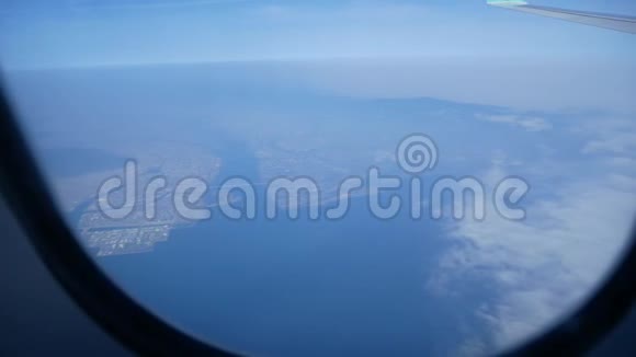 从飞机窗口看天空视频的预览图