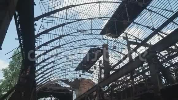 废弃冶金厂高炉炉顶生锈的金属结构反灯视频的预览图