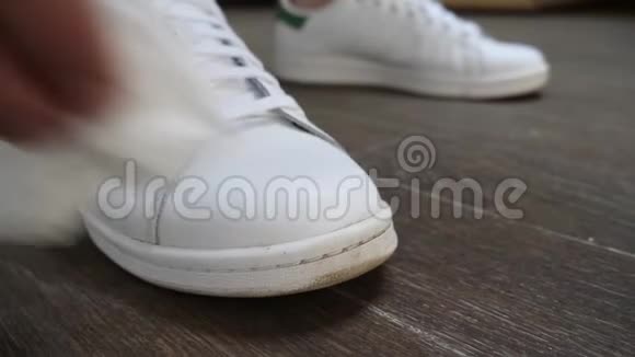 手清洁脏白鞋视频的预览图
