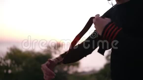运动员在手腕上戴汗带运动支架防护包扎握把腕带特写男士视频的预览图