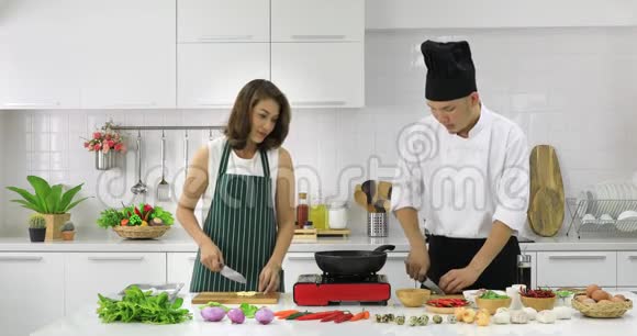漂亮的亚洲厨师教亚洲女人视频的预览图