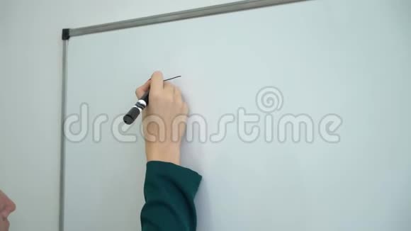 特写女教师在教室里用白色黑板或黑板手写视频的预览图