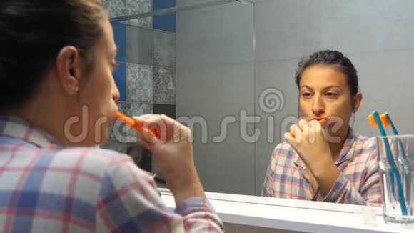 女性在家清洁牙齿视频的预览图