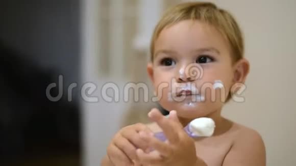 爸爸用勺子喂宝宝奶酸奶餐有趣的孩子脸糟糕的婴儿食品视频的预览图
