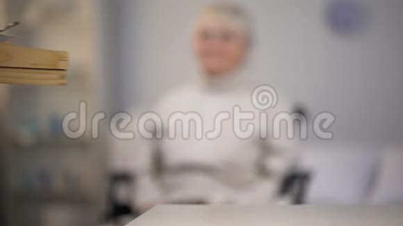 年轻护士为年老的残疾女士提供晚餐照顾病人视频的预览图