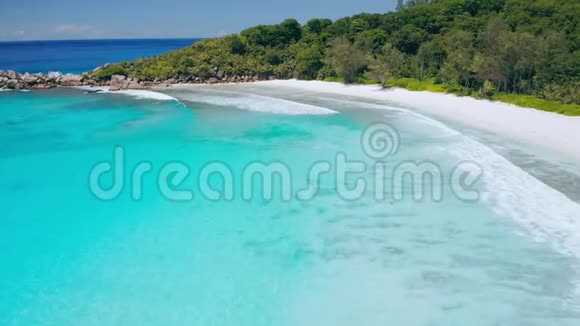 塞舌尔拉迪盖岛空中飞行在蓝色泻湖之上最美丽的热带海滩有清澈的茧视频的预览图