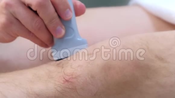 医生用超声波扫描仪为男性做膝关节超声特写视频的预览图