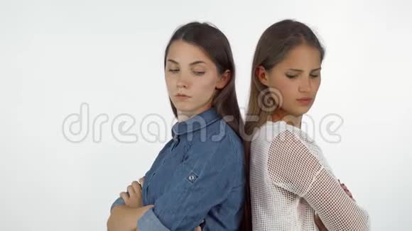 两个女朋友在吵架后背靠背站着看着愤怒视频的预览图