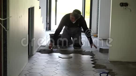 在地板上铺六角形瓷砖用胶和汉德曼水平胶视频的预览图