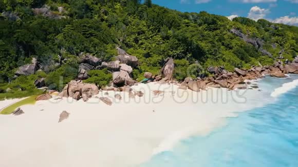 娇小的Anse拉迪格塞舌尔4K无人驾驶飞机在靠近热带的绿松石晶莹剔透的海水上空盘旋视频的预览图