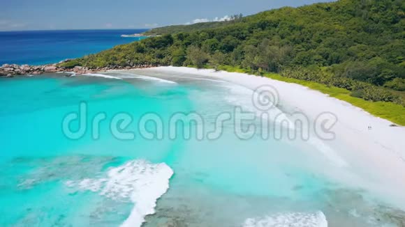塞舌尔拉迪盖岛最美丽的热带海滩空中最高镜头有着清澈的蓝绿色的蓝色视频的预览图