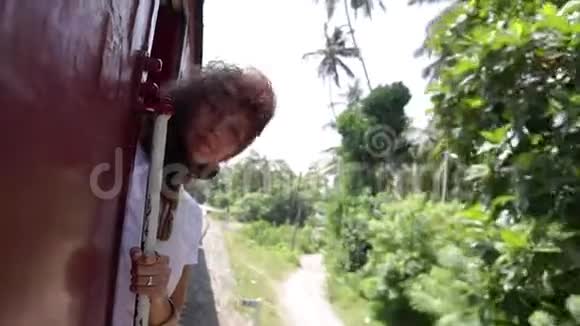 一位美丽的年轻女子乘火车去斯里兰卡旅行视频的预览图