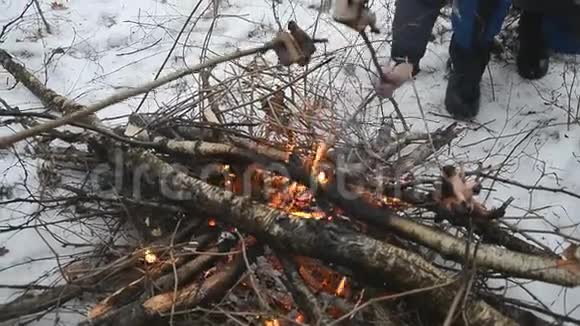 冬季篝火野餐视频的预览图