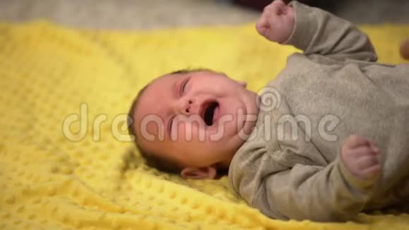 妈妈为哭泣的婴儿换尿布照顾孩子保持卫生爱视频的预览图