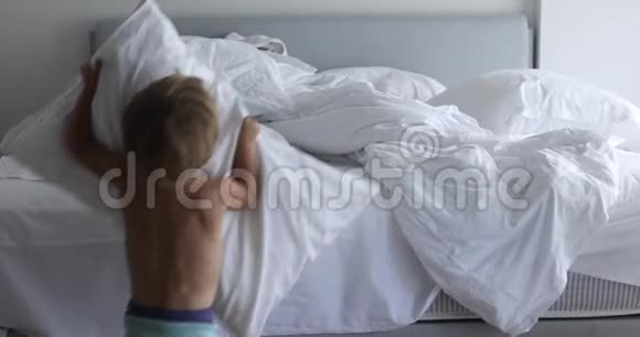 整理床铺孩子醒来后在房间里整理床铺视频的预览图