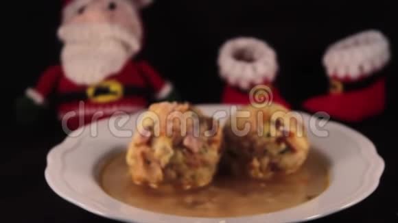 在肉汤里用两个漂亮的小面包背景是圣诞老人视频的预览图