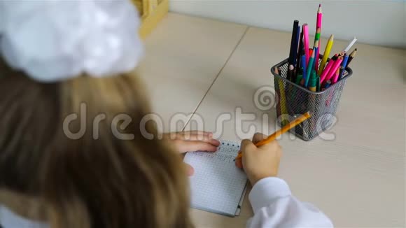 坐在书桌前的女学生勤奋地写信视频的预览图