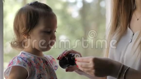 生病的小女孩服用止咳糖浆视频的预览图