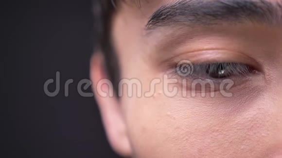 特写半面照片年轻迷人的韩国男性棕色眼睛看相机视频的预览图